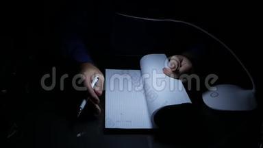 办公室里的商人深夜用钢笔在合同中读写